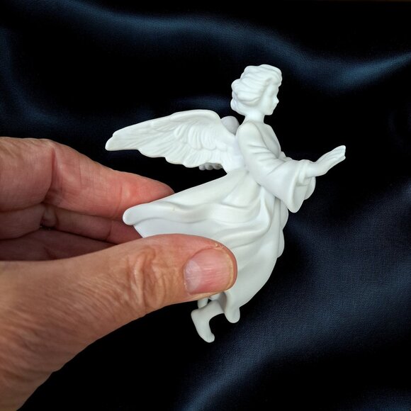 Avon Nativity Collectibles The Angel Flying Hanging White Porcelain Bisque w/Box - Picture 5 of 12